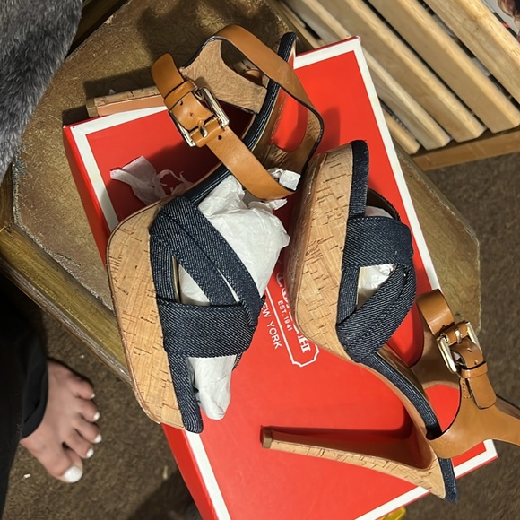 Coach beautiful sandals original box excellent condition - Picture 3 of 3